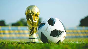 梅西2018痛苦唱国歌，2026自信捧杯（配图示意）